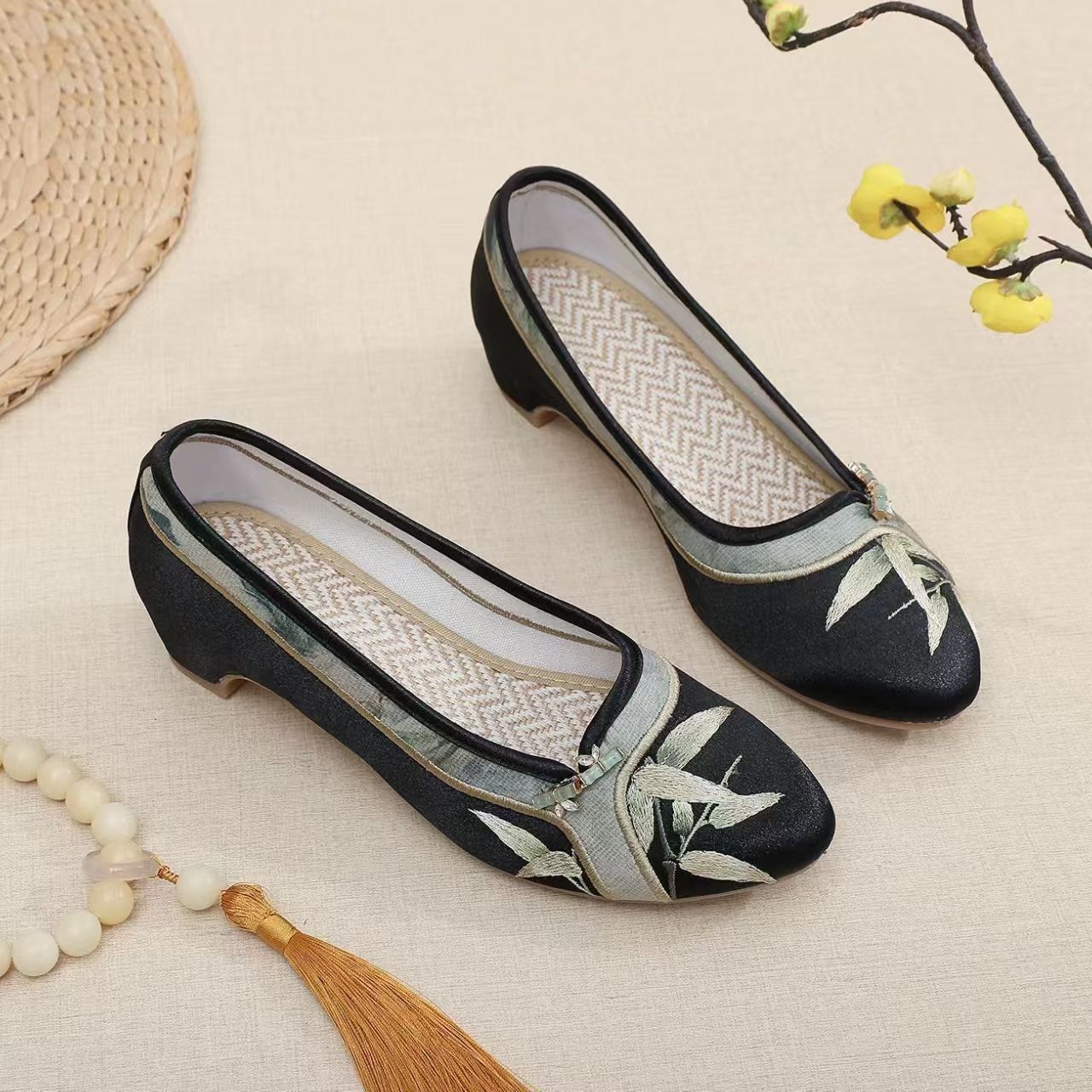 Woman Low Heel Embroidered Che - đánh giá và giá Embroidery Shoes